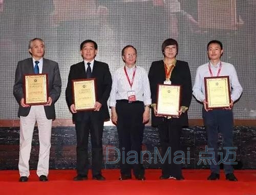 牛昌文副會長為獲獎企業頒獎